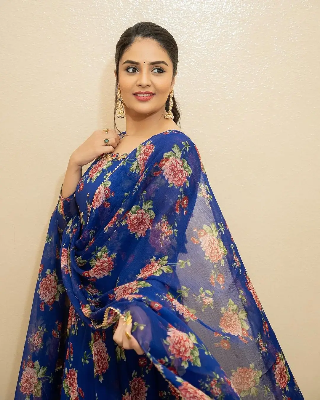 ACTRESS SREEMUKHI IN BLUE FLORAL PRINT GEORGETTE ANARKALI KURTA 3